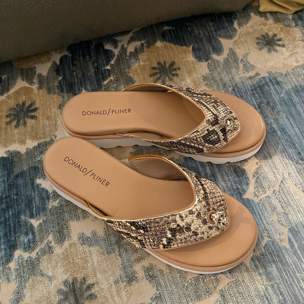 NWOT DONALD PLINER SNAKE PRINT SANDALS
